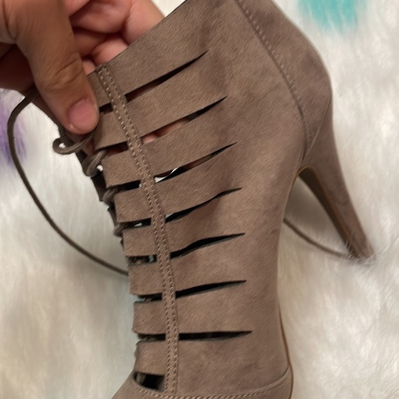 Fergalicious Woman’s Brown Suede Stiletto Heels Size 7M - Picture 4 of 8